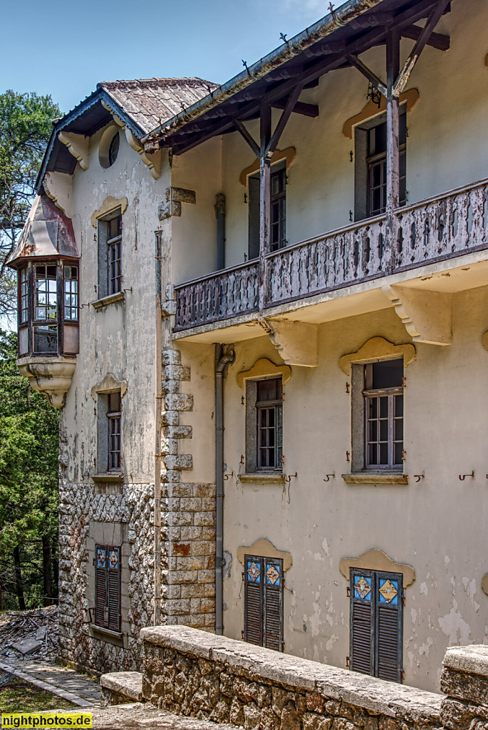 Griechenland Rhodos Profitis Ilias. Salakou. Ehemaliges Jugenderholungsheim. Ausser Betrieb. Erbaut 1932 als Hotel Elafina (ehemalig)