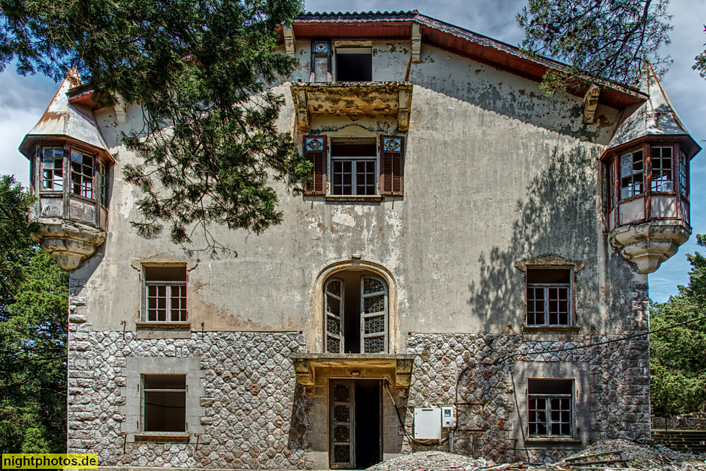 Griechenland Rhodos Profitis Ilias. Salakou. Ehemaliges Jugenderholungsheim. Ausser Betrieb. Erbaut 1932 als Hotel Elafina (ehemalig)