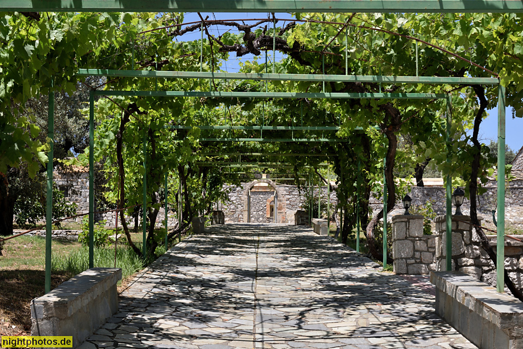 Rhodos. Laerma. Kloster Moni Thari. Byzantinisch erbaut im 14.-16.Jahrhundert. Verlassen nach 1916. Erneut bewohnt seit 1989. Laubengang. Weinstöcke