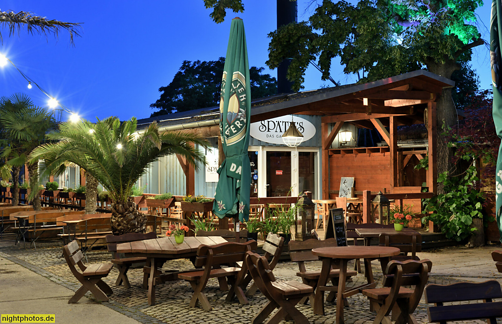 Berlin Neukölln Baumschulenweg. Hofcafé Späth. Gasthaus und Biergarten. Terrasse. Späthstrasse 80-81