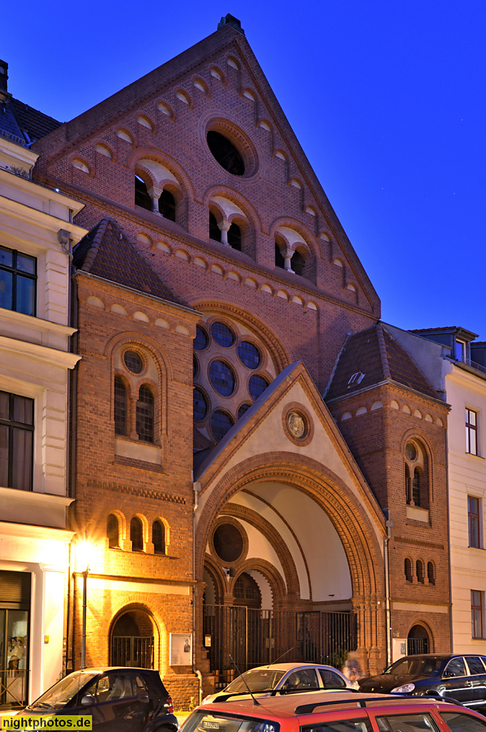 Berlin Mitte. St.-Johannes-Evangelist-Kirche erbaut 1898-1900 neoromanisch von Max Spitta. Gemeinde St. Georgios. Auguststrasse 90