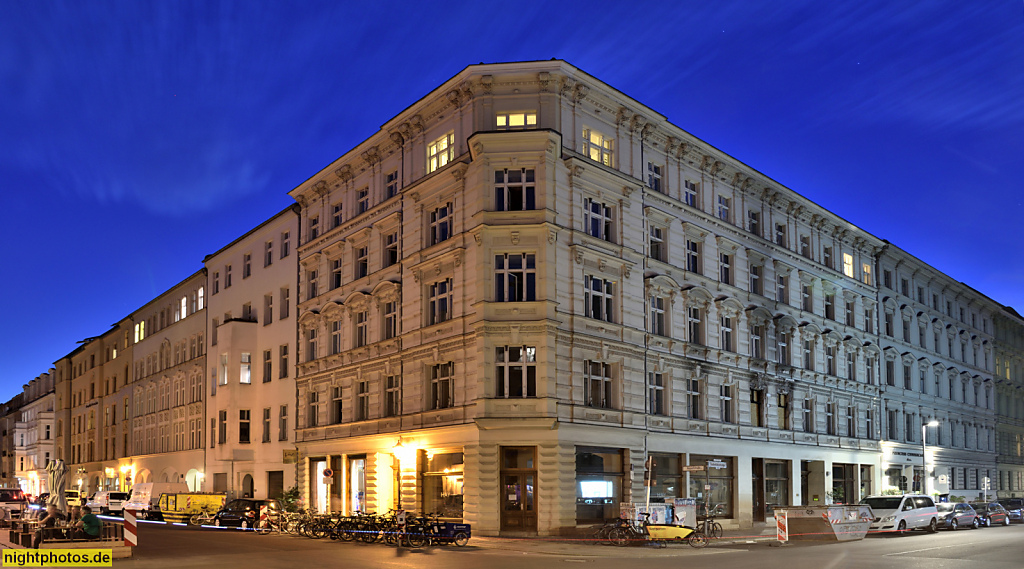 Berlin Mitte. Eckhaus erbaut 1882. Gründerzeit. Stuckfassade. Auguststrasse 77 Ecke Tucholskystrasse 5