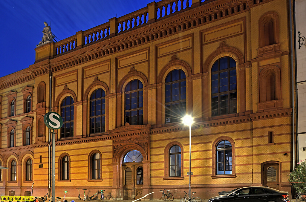 Berlin Mitte. Kaiserliches Postfuhramt erbaut 1875-1881 von Carl Schwatlo und Wilhelm Tuckermann. Klinkerfassaden im spätklassizistischen Rundbogenstil. Tucholskystrasse 19