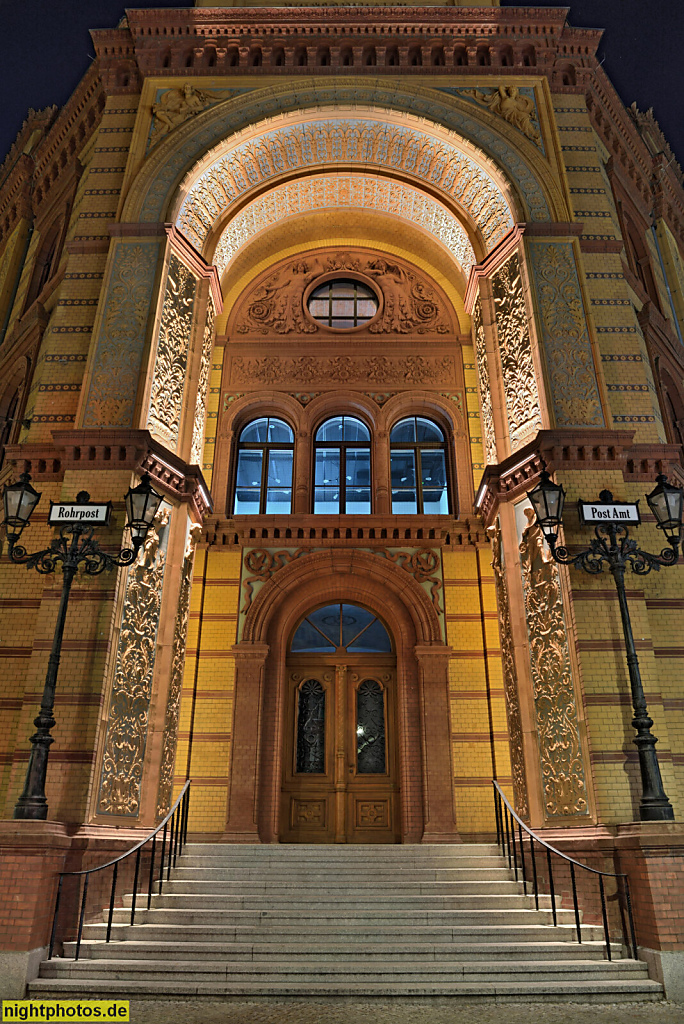 Berlin Mitte. Kaiserliches Postfuhramt erbaut 1875-1881 von Carl Schwatlo und Wilhelm Tuckermann. Klinkerfassaden im spätklassizistischen Rundbogenstil. Oranienburger Strasse 35