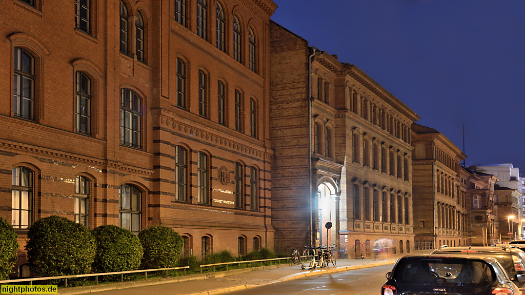 Berlin Mitte. Luisen-Lyzeum erbaut 1873 erweitert 1895 von Hermann Blankenstein. Chirurgische Poliklinik erbaut 1893 von Eduard Haesecke und Friedeberg. Humboldt-Universität Klinikum Verwaltung. Erbaut 1878-1883 von Martin Gropius und Heino Schmieden. Zie