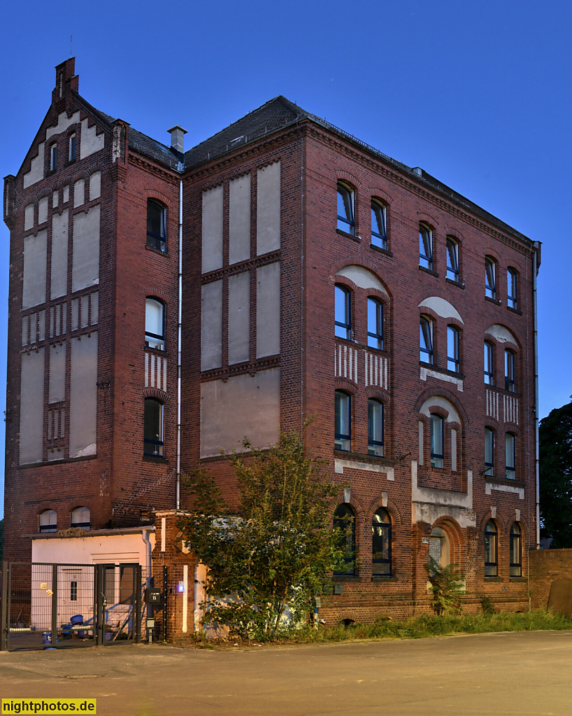 Berlin Treptow Oberschöneweide. Industriearchitektur. Ziegelfassade mit Segmentbogenfenstern Rundbogenfenstern und Blendbogen. Nalepastrasse 15