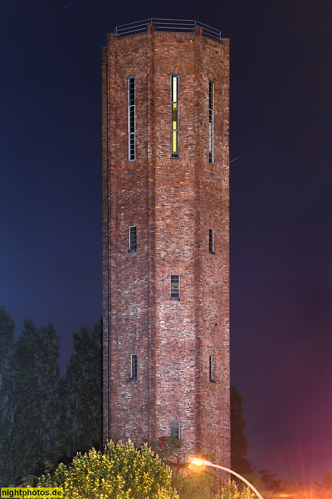 Berlin Lichtenberg Rummelsburg. Wasserturm des Gaswerks Lichtenberg. Erbaut 1929 von Bruno Schneidereit. Blockdammweg 27