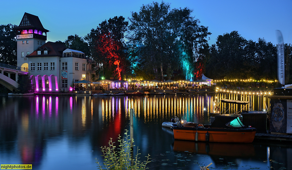 Berlin Alt-Treptow. Kulturhaus Insel Berlin mit Biergarten. Erbaut 1915-1916 als Brückenhaus der Abteibrücke von Architekt Friedrich von Emperger. Insel der Jugend. Bootsverleih