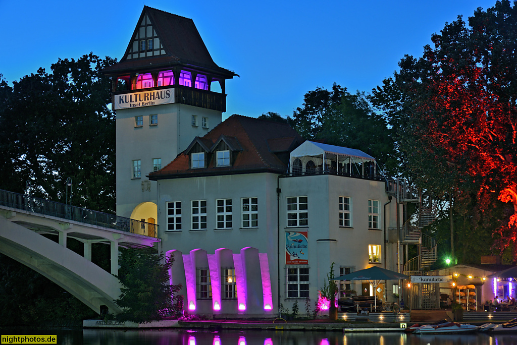 Berlin Alt-Treptow. Kulturhaus Insel Berlin mit Biergarten. Erbaut 1915-1916 als Brückenhaus der Abteibrücke von Architekt Friedrich von Emperger. Insel der Jugend. Bootsverleih