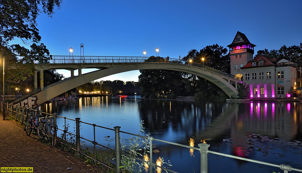 Berlin Alt-Treptow. Kulturhaus Insel Berlin mit Biergarten. Erbaut 1915-1916 als Brückenhaus der Abteibrücke von Architekt Friedrich von Emperger. Insel der Jugend. Bootsverleih