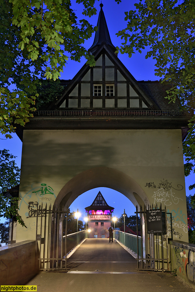 Berlin Alt-Treptow. Kulturhaus Insel Berlin mit Biergarten. Erbaut 1915-1916 als Brückenhaus der Abteibrücke von Architekt Friedrich von Emperger. Insel der Jugend