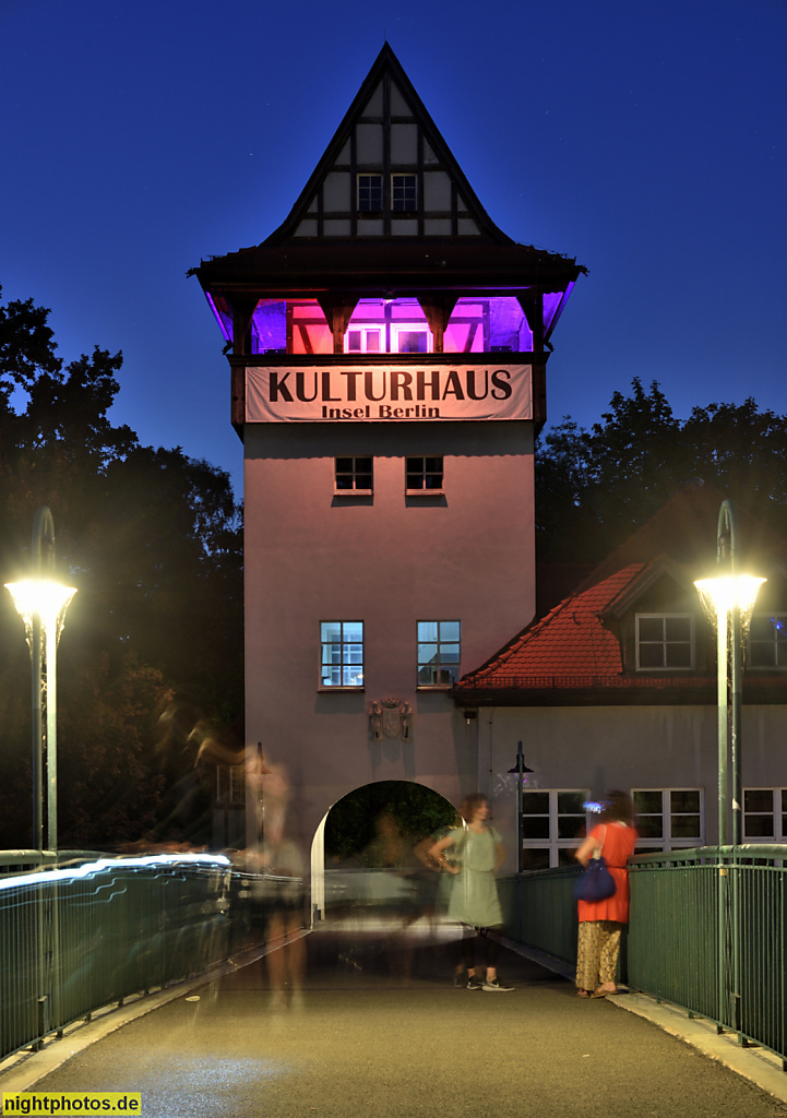 Berlin Alt-Treptow. Kulturhaus Insel Berlin mit Biergarten. Erbaut 1915-1916 als Brückenhaus der Abteibrücke von Architekt Friedrich von Emperger. Insel der Jugend