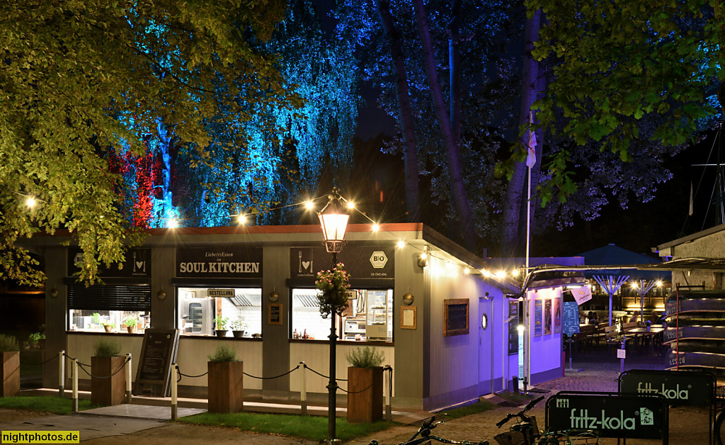 Berlin Alt-Treptow. Kulturhaus Insel Berlin. Insel der Jugend. Biergarten mit Gastronomie 'Soul Kitchen'. Bootsverleih Kanuliebe