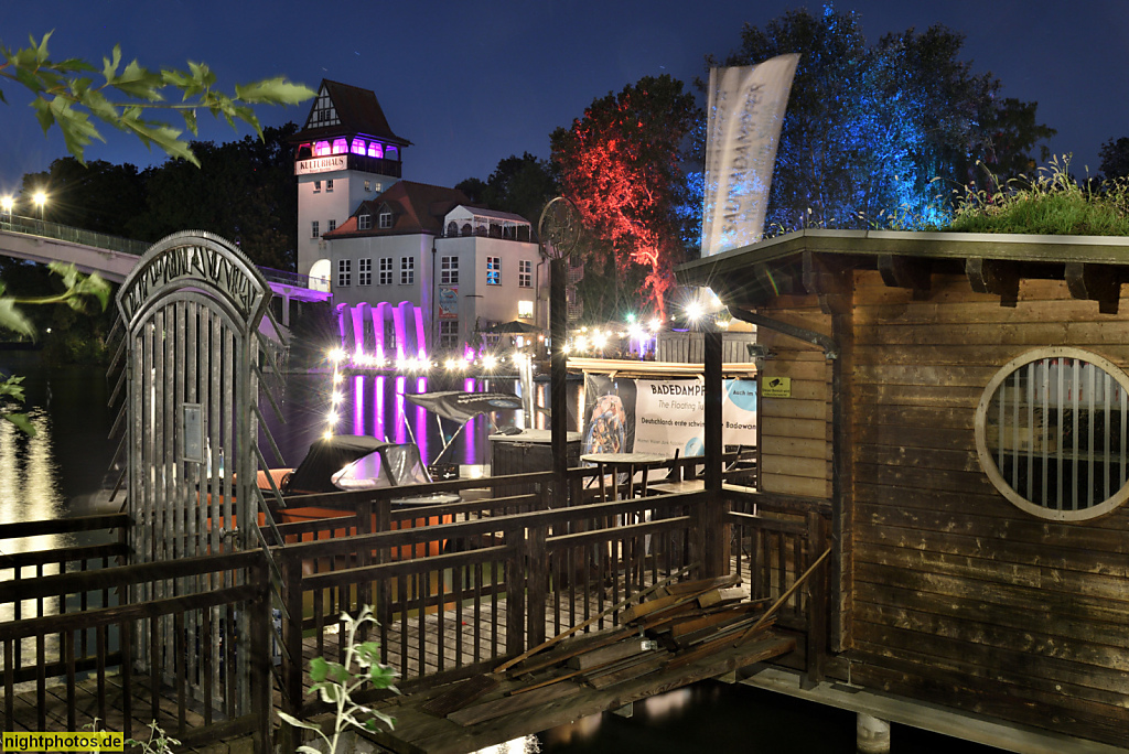 Berlin Alt-Treptow. Badedampfer Bootssauna Whirlpool. Spree an der Abteibrücke. Hinten Kulturhaus Insel Berlin. Insel der Jugend. Bulgarische Strasse