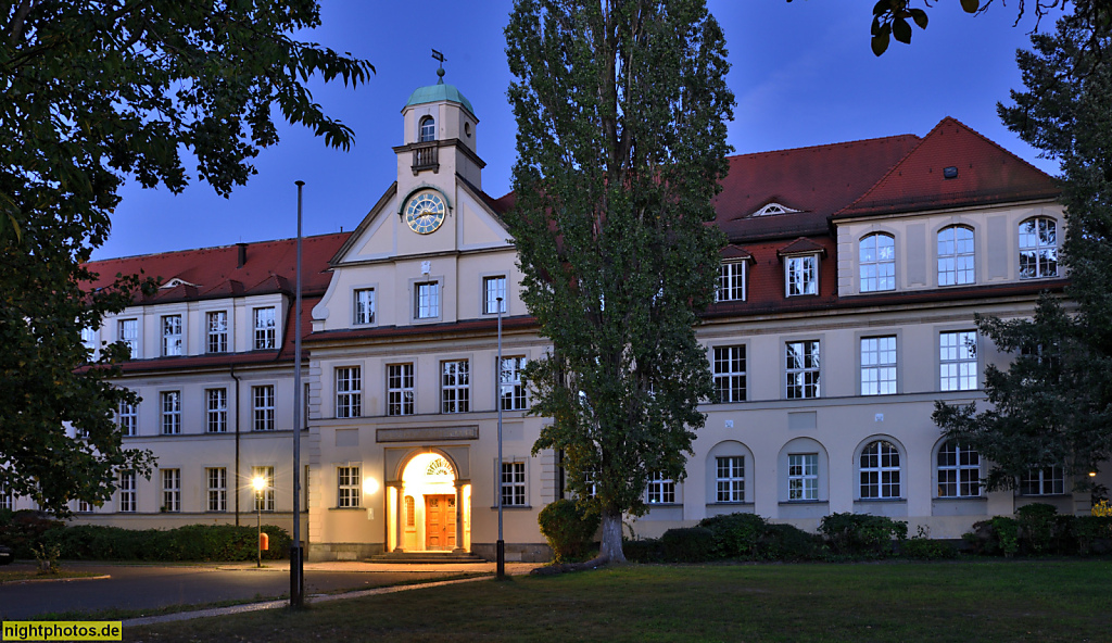 Berlin Dahlem. Gail S. Halvorsen-Schule. Erbaut 1910-1911 und 1916-1920 von Heinrich Schweitzer als Lyzeum der Gemeinde Dahlem