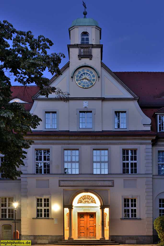 Berlin Dahlem. Gail S. Halvorsen-Schule. Erbaut 1910-1911 und 1916-1920 von Heinrich Schweitzer als Lyzeum der Gemeinde Dahlem
