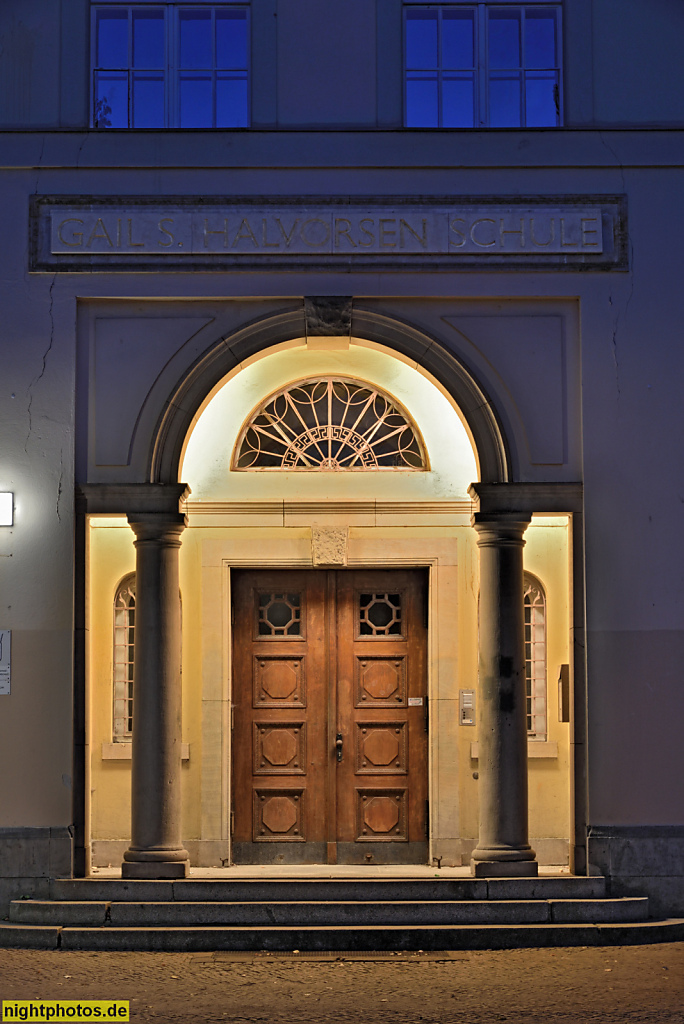 Berlin Dahlem. Gail S. Halvorsen-Schule. Erbaut 1910-1911 und 1916-1920 von Heinrich Schweitzer als Lyzeum der Gemeinde Dahlem. Portal