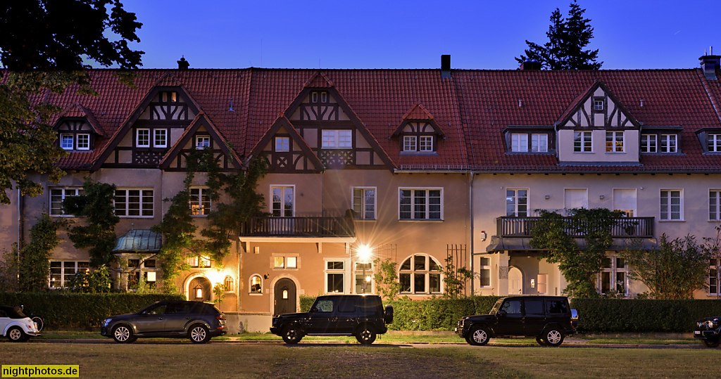 Berlin Dahlem. Reihenhaussiedlung. Erbaut 1912-1933 von Heinrich Schweitzer und Bruno Ahrends mit Fachwerkgiebeln und Giebelgauben. Saniert von Kahlfeldt Architekten. Im Gehege 2-5