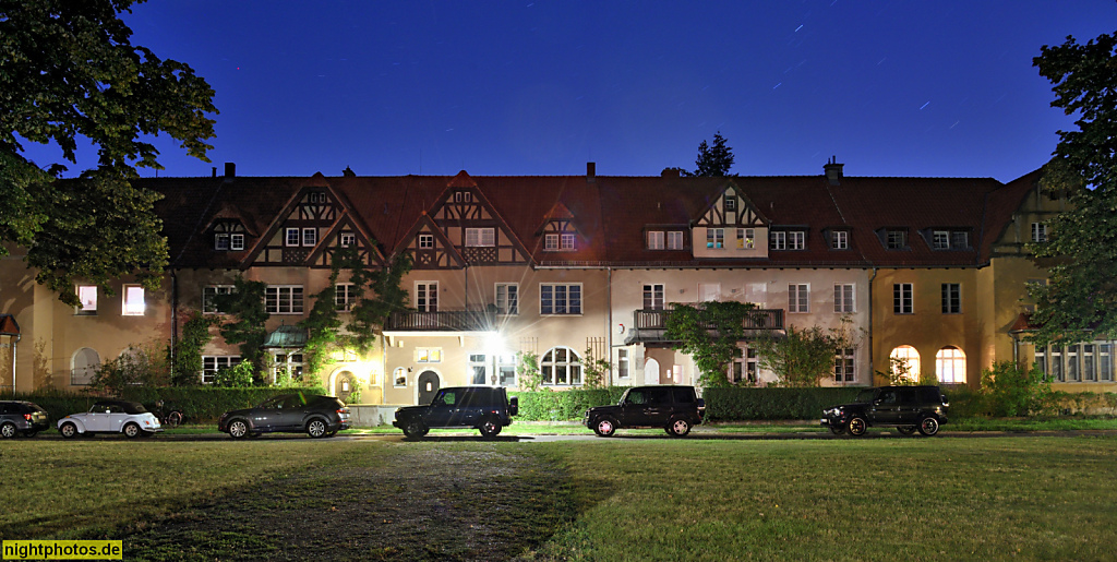 Berlin Dahlem. Reihenhaussiedlung. Erbaut 1912-1933 von Heinrich Schweitzer und Bruno Ahrends mit Fachwerkgiebeln und Giebelgauben. Saniert von Kahlfeldt Architekten. Im Gehege 2-5