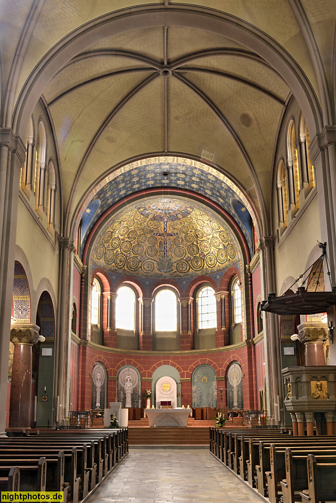 Berlin Mitte Wedding. Katholische St. Joseph-Kirche. Erbaut 1907-1909 von Wilhelm Rincklake und Wilhelm Frydag als neoromanische Basilika mit Jugendstilelementen. Sternrippengewölbe. Müllerstrasse 161