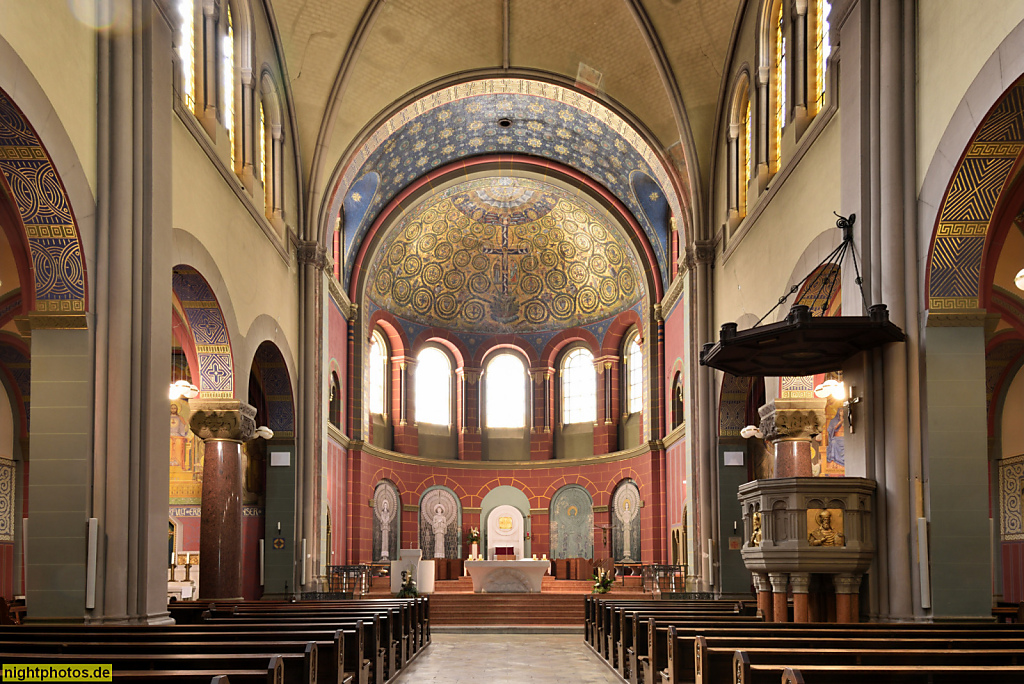 Berlin Mitte Wedding. Katholische St. Joseph-Kirche. Erbaut 1907-1909 von Wilhelm Rincklake und Wilhelm Frydag als neoromanische Basilika mit Jugendstilelementen. Sternrippengewölbe. Müllerstrasse 161