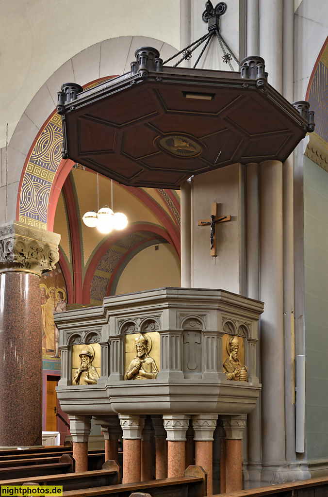 Berlin Mitte Wedding. Katholische St. Joseph-Kirche. Erbaut 1907-1909 von Wilhelm Rincklake und Wilhelm Frydag als neoromanische Basilika. Kanzel auf Marmorsäulen. Müllerstrasse 161