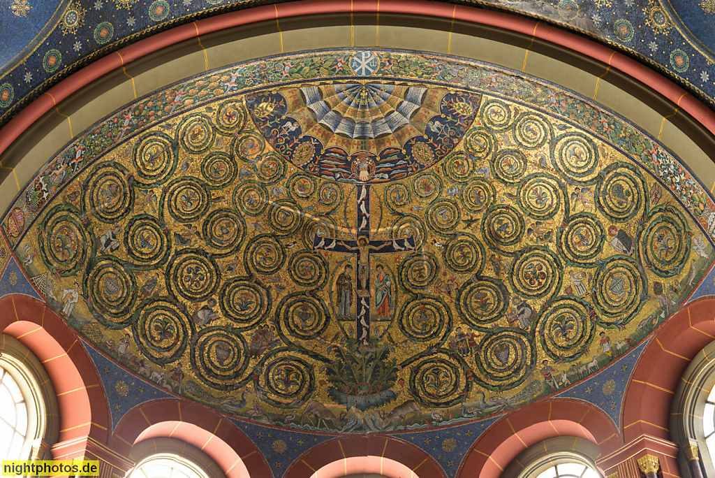 Berlin Mitte Wedding. Katholische St. Joseph-Kirche. Erbaut 1907-1909 von Wilhelm Rincklake und Wilhelm Frydag als neoromanische Basilika. Mosaik im Altarraum. Müllerstrasse 161