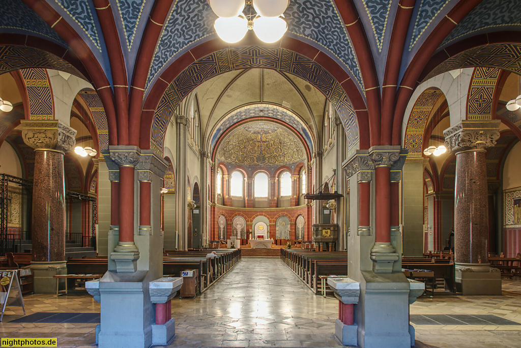 Berlin Mitte Wedding. Katholische St. Joseph-Kirche. Erbaut 1907-1909 von Wilhelm Rincklake und Wilhelm Frydag. Neoromanische Basilika mit Jugendstilelementen. Sternrippengewölbe. Müllerstrasse 161