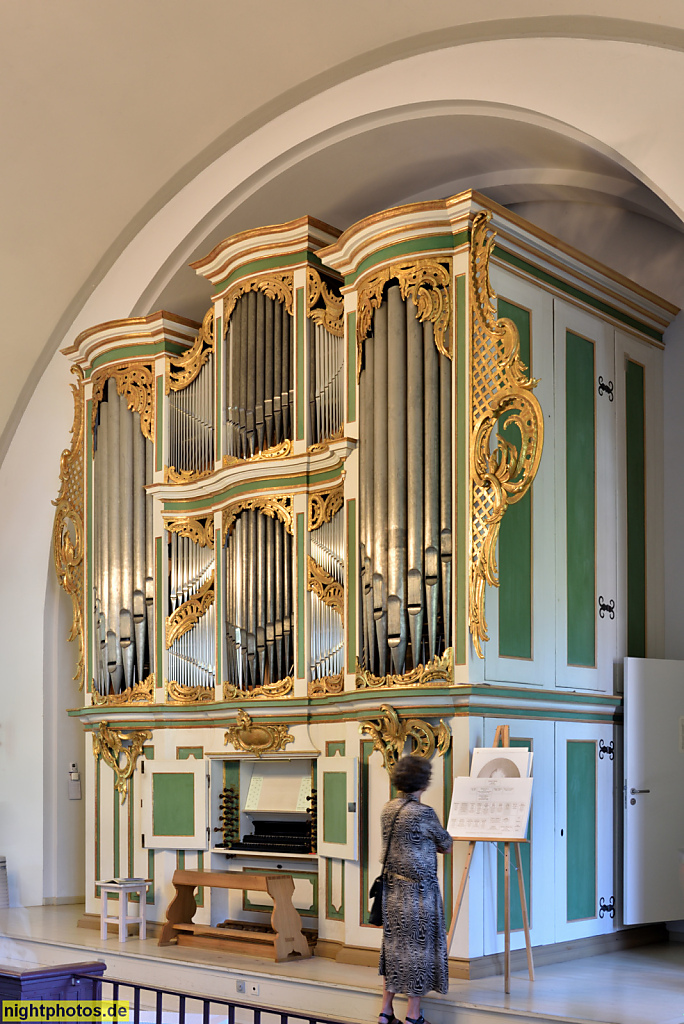 Berlin Karlshorst. Amalien-Orgel erbaut 1755 von Peter Migendt und Ernst Marx für Prinzessin Anna Amalia von Preussen. Restauriert von Schuke 1959-1960. Restauriert von Wegscheider 2009-2010. Kirche Zur Frohen Botschaft der Ev. Paul-Gerhardt-Kirchengemein