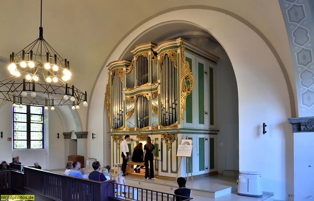 Berlin Karlshorst. Amalien-Orgel erbaut 1755 von Peter Migendt und Ernst Marx für Prinzessin Anna Amalia von Preussen. Restauriert von Schuke 1959-1960. Restauriert von Wegscheider 2009-2010. Kirche Zur Frohen Botschaft der Ev. Paul-Gerhardt-Kirchengemein
