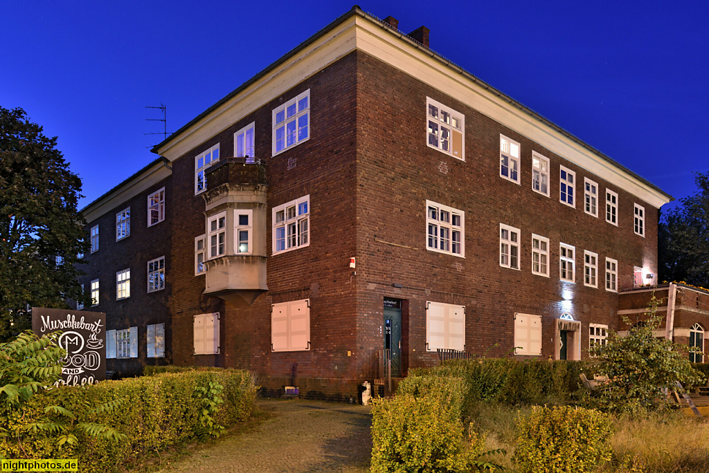 Berlin Lichtenberg Rummelsburg. Gaswerksiedlung mit Restaurant Cafe Muschkebart. Erbaut 1925-1926 von Ernst Engelmann und Emil Fangmeyer als Werkswohnungen des ehemaligen Gaswerks. Blockdammweg 1