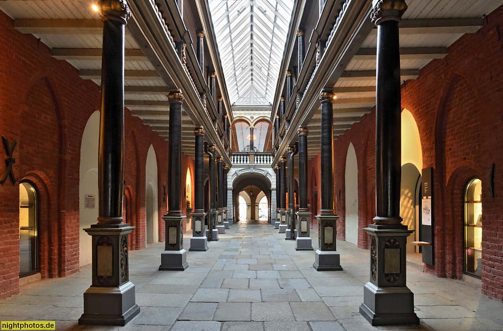 Stralsund Rathaus Innenhof. Nord-Süd-Gang in Backsteingotik mit hölzerner Galerie erbaut 1680 mit 14 barocken Säulen. Teil des UNESCO Weltkulturerbe