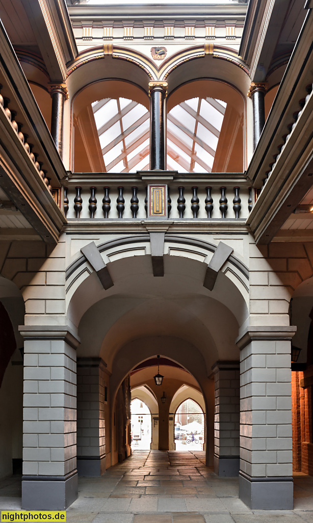 Stralsund Rathaus Innenhof. Nord-Süd-Gang in Backsteingotik mit hölzerner Galerie erbaut 1680. Teil des UNESCO Weltkulturerbe