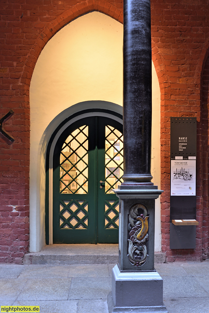 Stralsund Rathaus Innenhof. Nord-Süd-Gang in Backsteingotik erbaut 1680 mit 14 barocken Säulen. Teil des UNESCO Weltkulturerbe