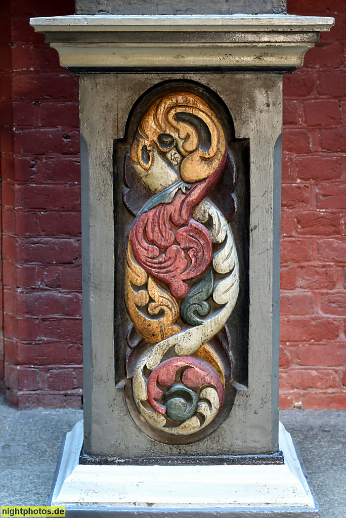 Stralsund Rathaus Innenhof. Nord-Süd-Gang in Backsteingotik erbaut 1680 mit 14 barocken Säulen. Ornament auf Konsole. Teil des UNESCO Weltkulturerbe