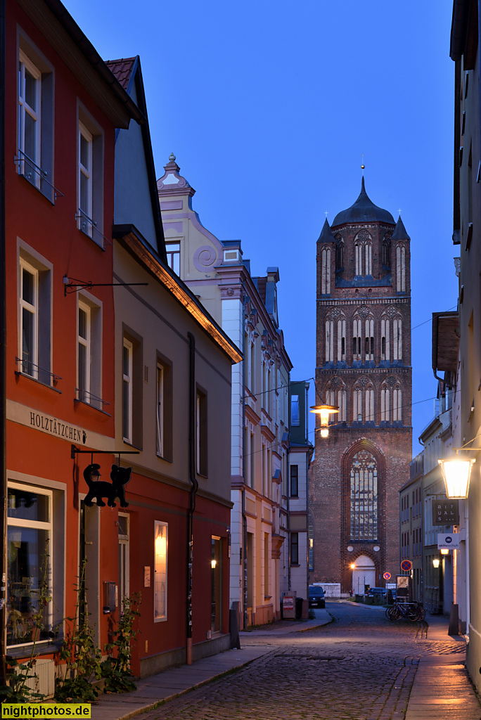 Stralsund. St.-Jakobi-Kirche. Erbaut 1321-1488 als Pfeilerbasilika. Ziegelbau aus Backstein. Kulturkirche. Blick durch die Böttcherstrasse. Jacobiturmstrasse 28