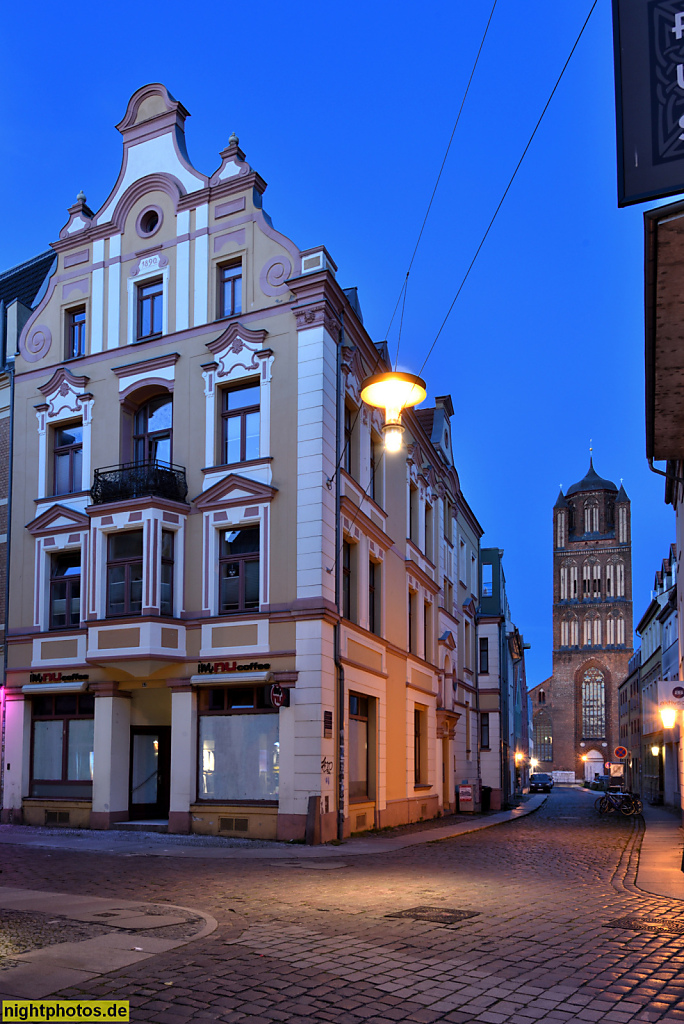 Stralsund. Wohnhaus erbaut 1890 in Neobarock mit Schweifgiebel und Voluten. Ossenreyerstrasse 43. Hinten St.-Jakobi-Kirche erbaut 1321-1488