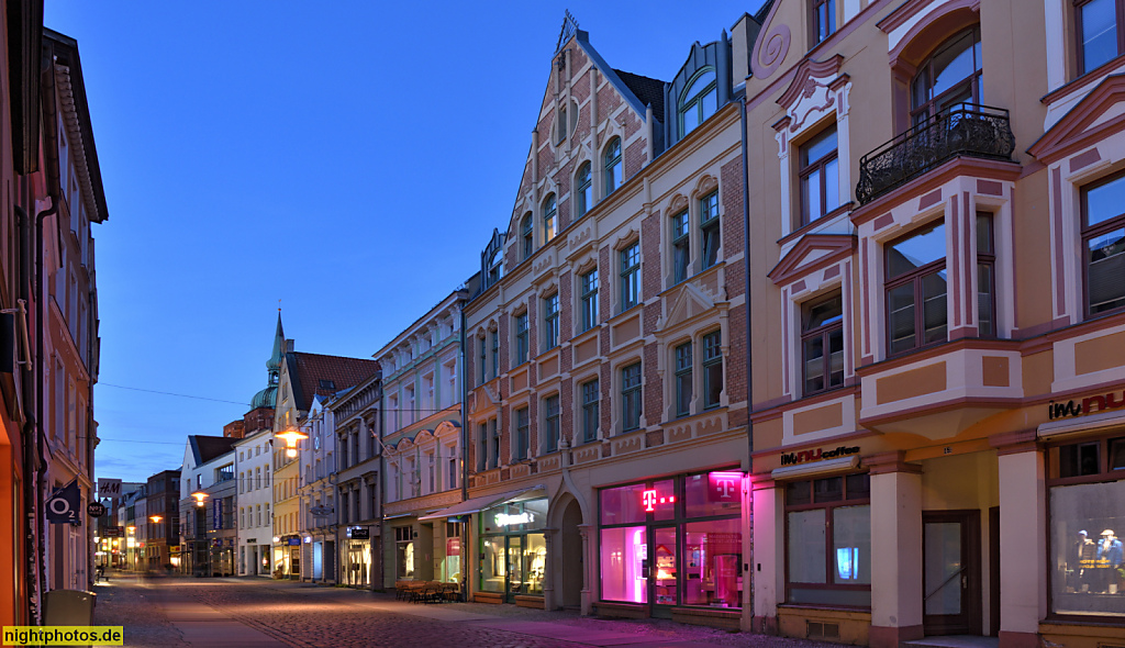 Stralsund. Altstadt. Wohn- und Geschäftshaus erbaut 1903 mit Kielbogenportal und Zwerchhaus mit Dreiecksgiebel. Ossenreyerstrasse 44-45