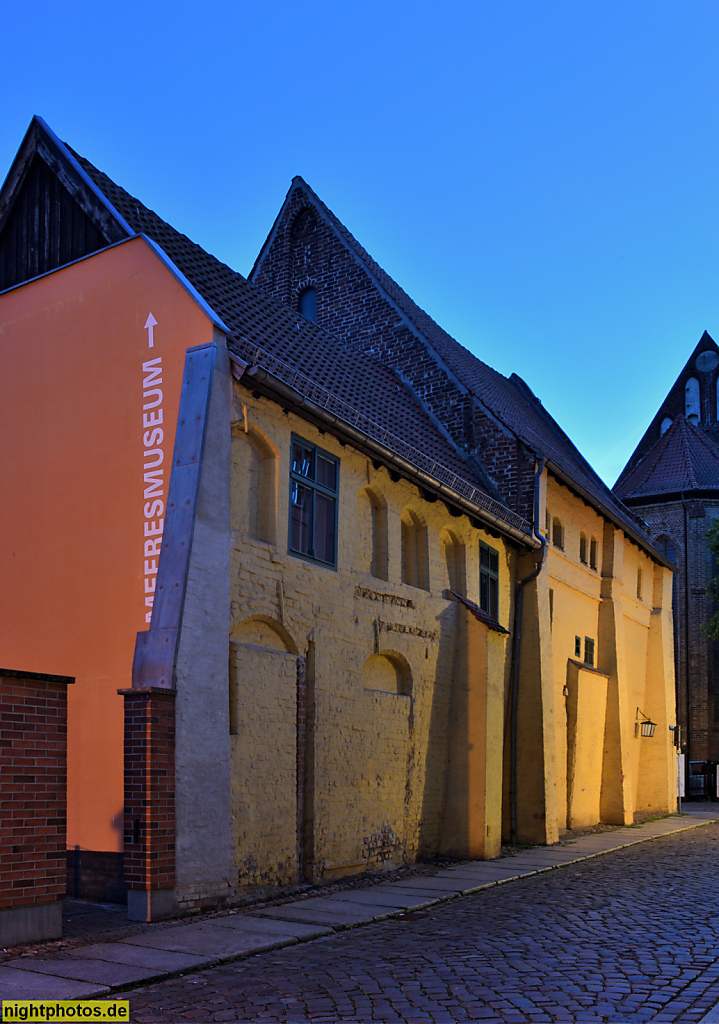 Stralsund. Altstadt. Doppelwohnhaus mit Strebepfeilern und Blendbogen. Böttcherstrasse 1 Ecke Mönchstrasse 45. Hinten Katharinenkirche