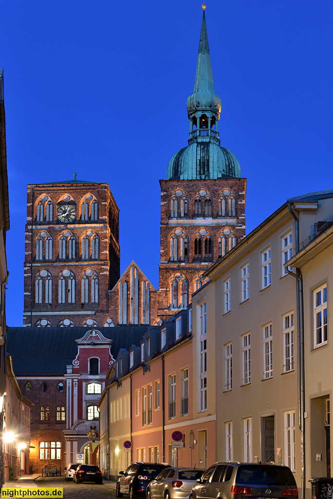 Stralsund. Altstadt. Ravensberger Strasse. Barockes Westportal des Rathauses erbaut 1743. Dahinter St.-Nikolai-Kirche 1270 umgebaut zu einer Basilika