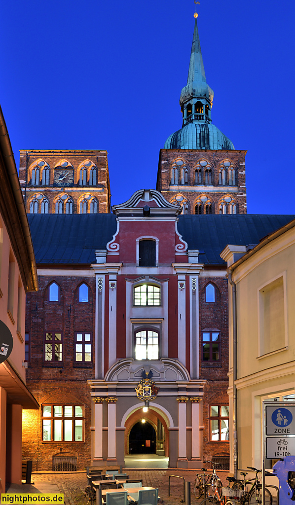 Stralsund. Altstadt. Ravensberger Strasse. Barockes Westportal des Rathauses erbaut 1743. Dahinter St.-Nikolai-Kirche 1270 umgebaut zu einer Basilika