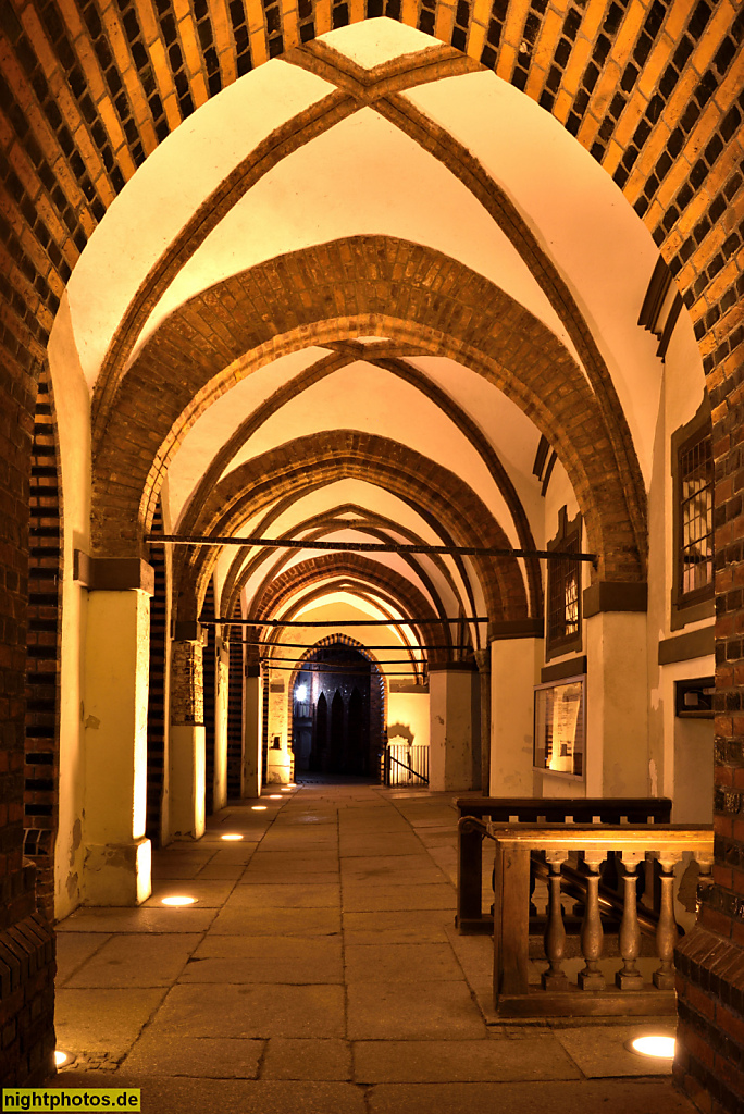 Stralsund. Altstadt. Rathaus erbaut 1230-1444. Arkaden mit Kreuzrippengewölbe auf Nordseite am Alten Markt