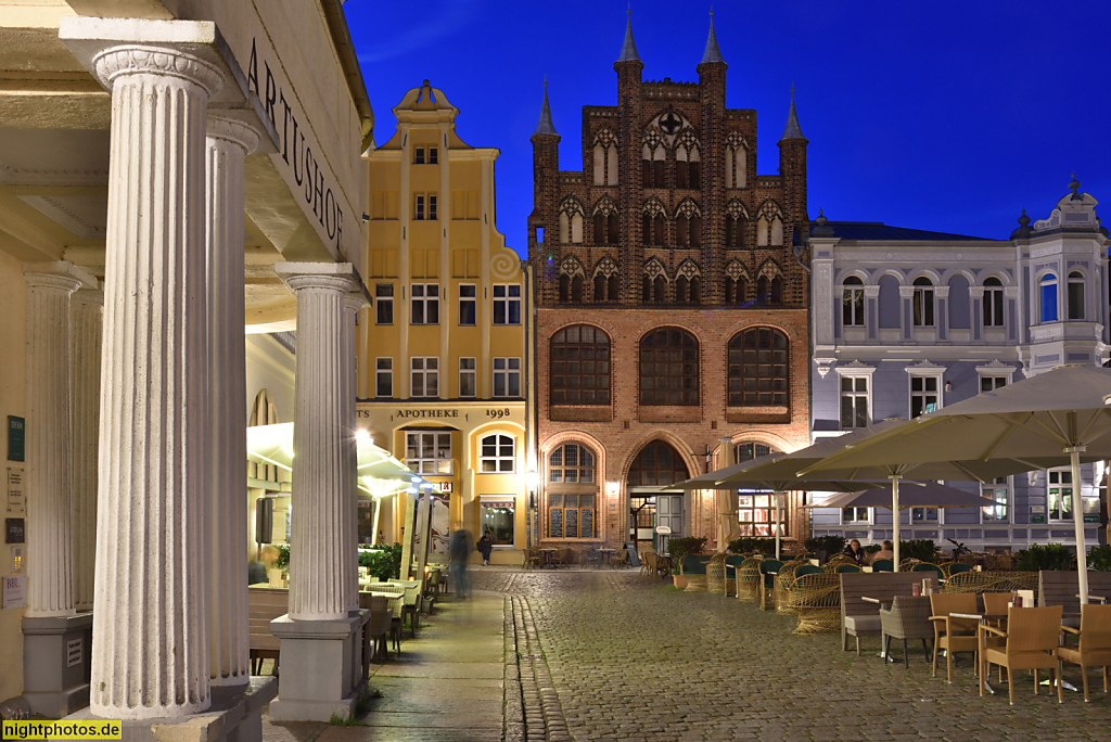 Stralsund. Altstadt. Artushof. Erstbau 1316. Wiederaufbau 1702 als schwedische Stadtwache. Hinten Wohnhaus erbaut 1357 als Giebelhaus und Wulflamhaus erbaut 1358 in Backsteingotik