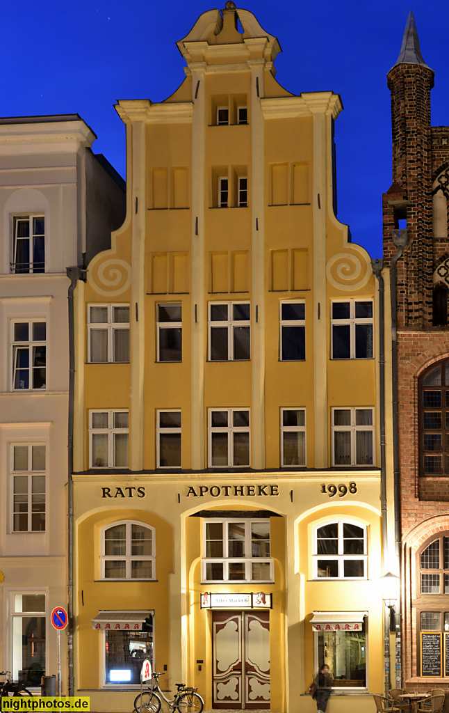 Stralsund. Altstadt. Wohnhaus erbaut 1357 als Giebelhaus mit zwei Speichergeschossen. Umbau Barock 17. Jhdt. Sanierung 1997-1998. Alter Markt 6