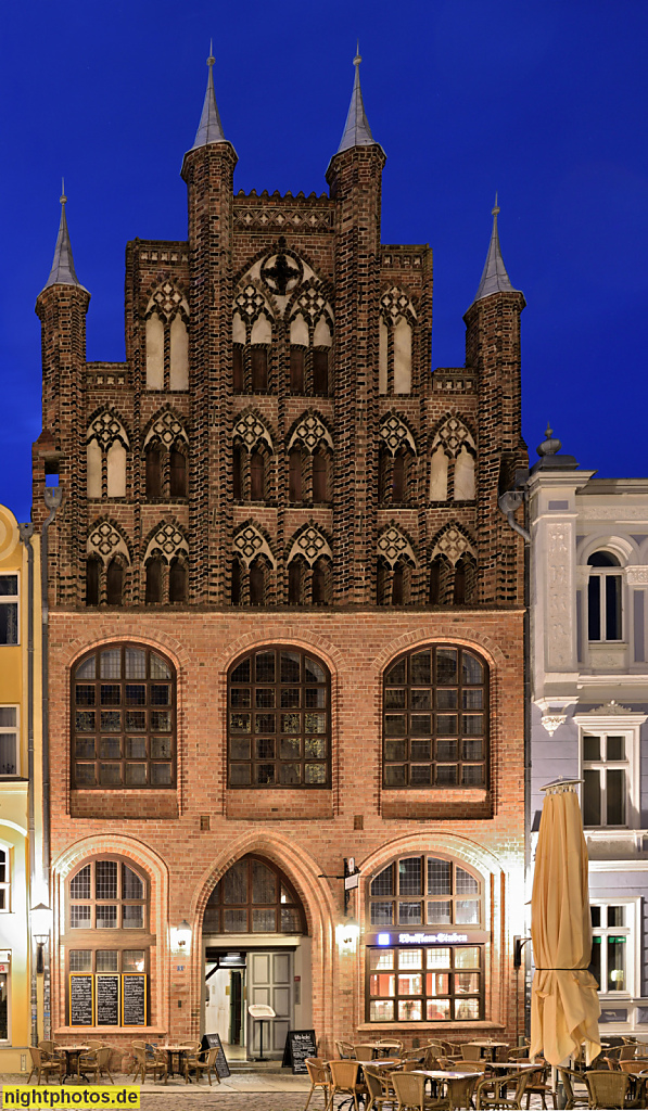 Stralsund. Altstadt. Wulflamhaus erbaut 1358 als Wohnhaus für Bürgermeister Bertram Wulflam. Backsteingotik mit Pfeilergiebel. Spätgotik. Saniert 1988-1991. Alter Markt 5