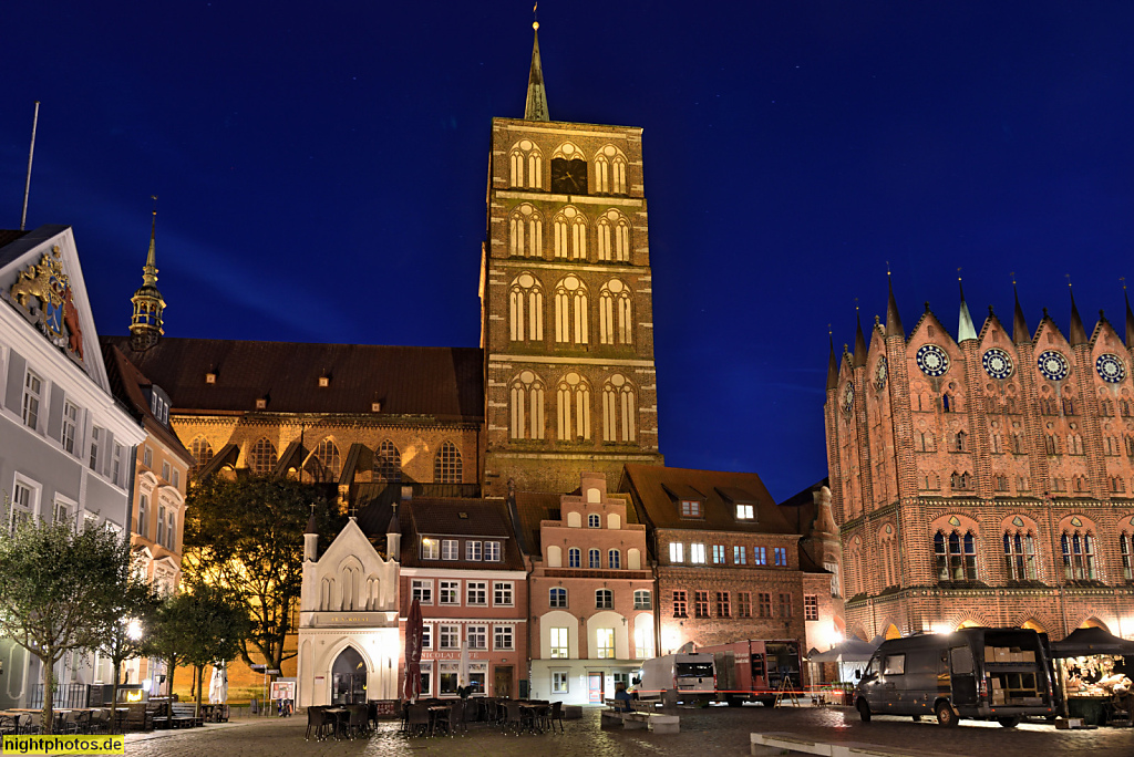 Stralsund. Altstadt. Alter Markt mit Commandantenhus erbaut 1748-1751. St.-Nikolai-Kirche erbaut 1270-1350. Gotisches Portal. Wohn- und Geschäftshäuser. Rathaus erbaut 1230-1444