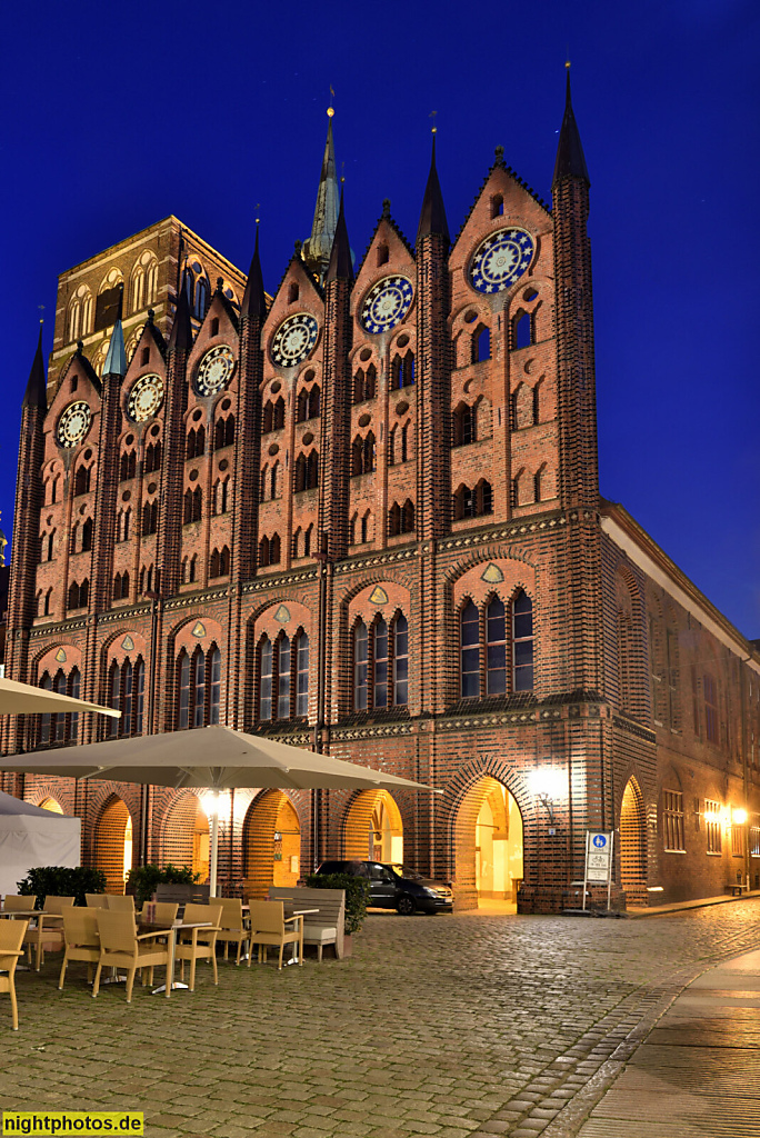 Stralsund. Altstadt. Rathaus erbaut 1230-1444. Backsteingotik mit Schildgiebel. Nordfassade in Backstein 1881 von Ernst von Haselberg. Alter Markt