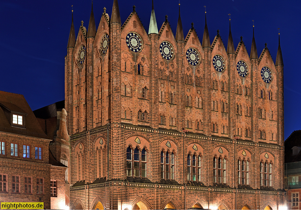 Stralsund. Altstadt. Rathaus erbaut 1230-1444. Backsteingotik mit Schildgiebel. Nordfassade in Backstein 1881 von Ernst von Haselberg. Alter Markt