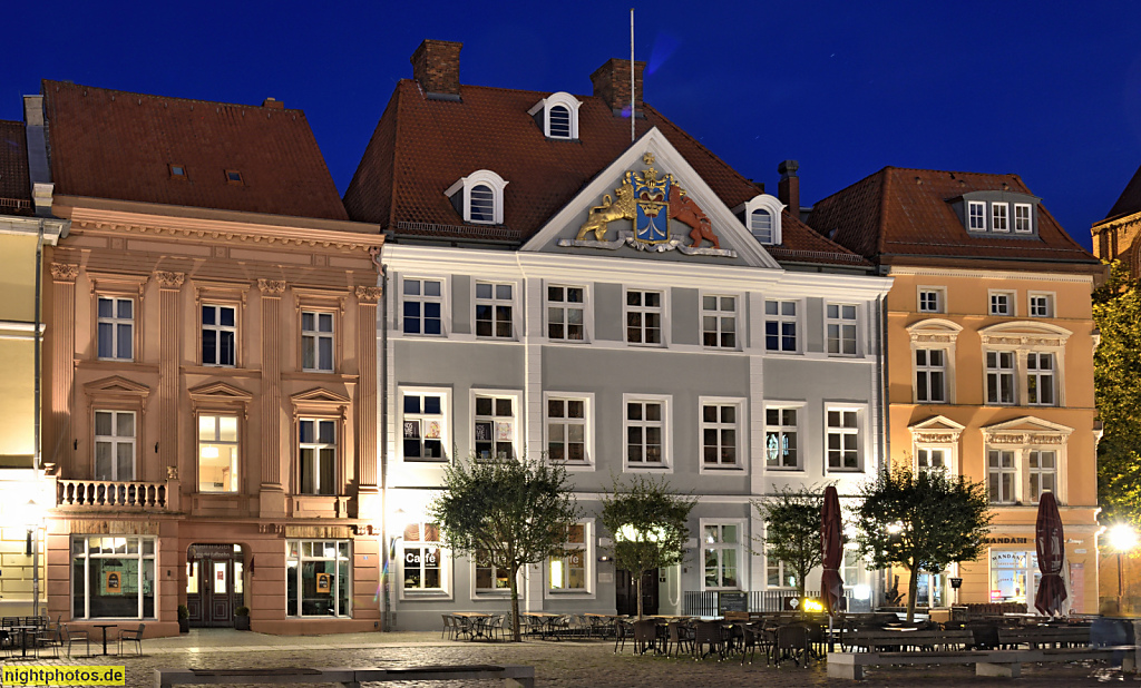 Stralsund. Altstadt. Commandantenhus erbaut 1748-1751 als Sitz des schwedischen Garnisonskommandanten. Wappen von Bildhauer Heinrich Zenichowski. Alter Markt 14. Saniert 2000-2001