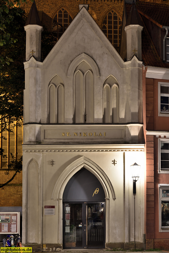 Stralsund. Altstadt. Portalwand mit Durchgang zur St.-Nikolai-Kirche. Putzbau gotisch mit Spitzbogen. Alter Markt 12a